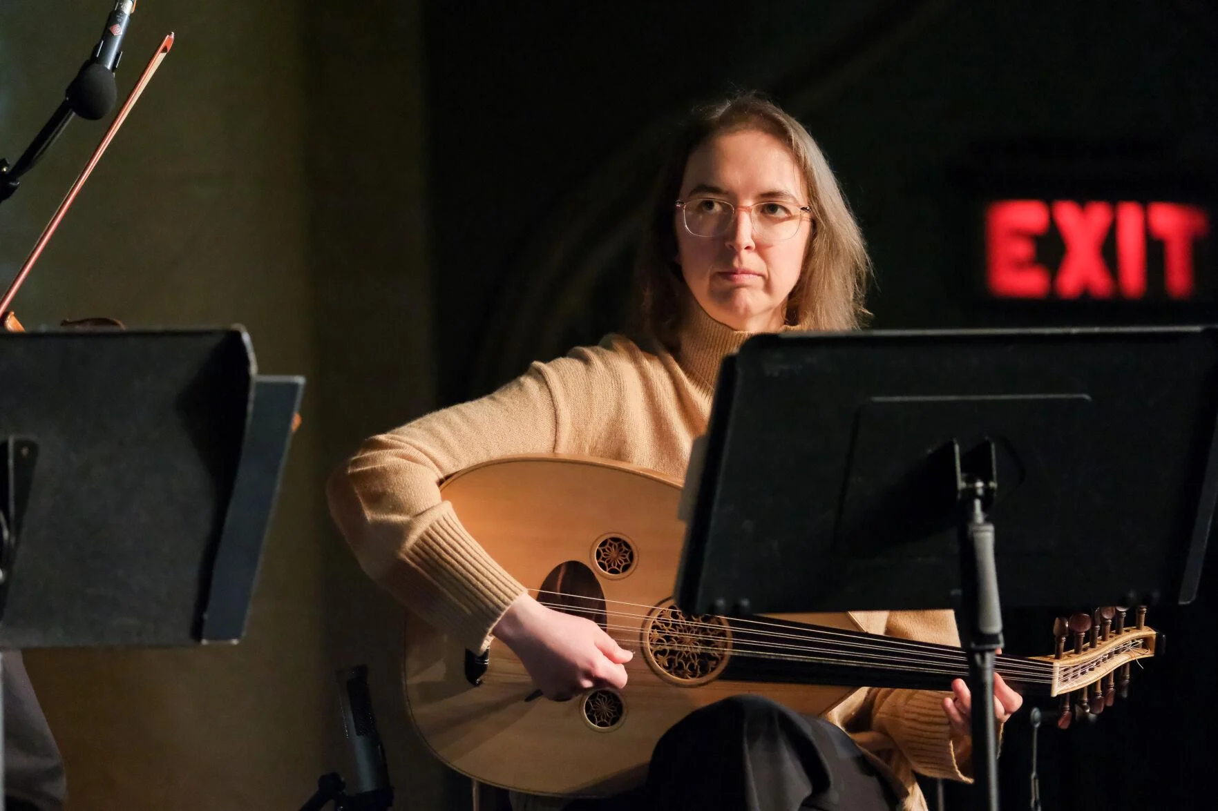 Melissa playing oud on stage